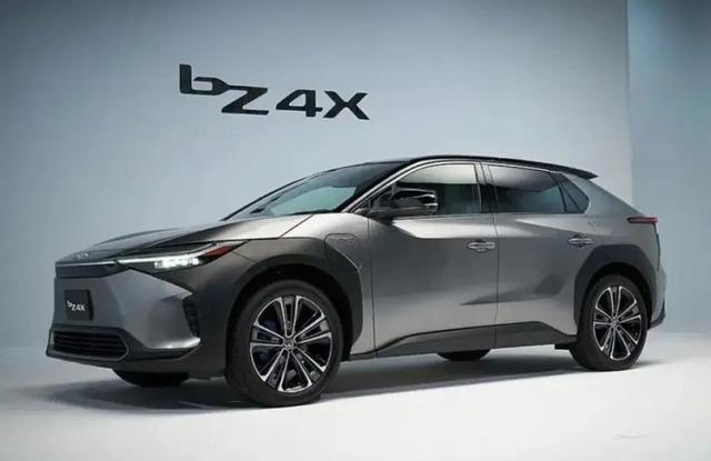 與bZ4X同款前臉？豐田全新一代RAV-4外觀首曝，燃油黨的希望-有駕