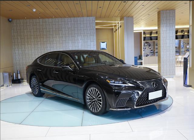 120萬(wàn)級(jí)雷克薩斯旗艦轎車！24款LS500H行政版到店實(shí)拍！霸氣外露-有駕