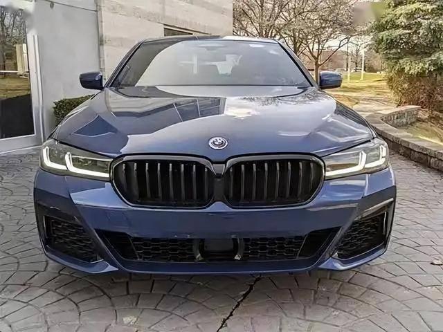 新款寶馬M550i：V8引擎轟鳴，奢華與激情并存的駕馭新體驗(yàn)！-有駕