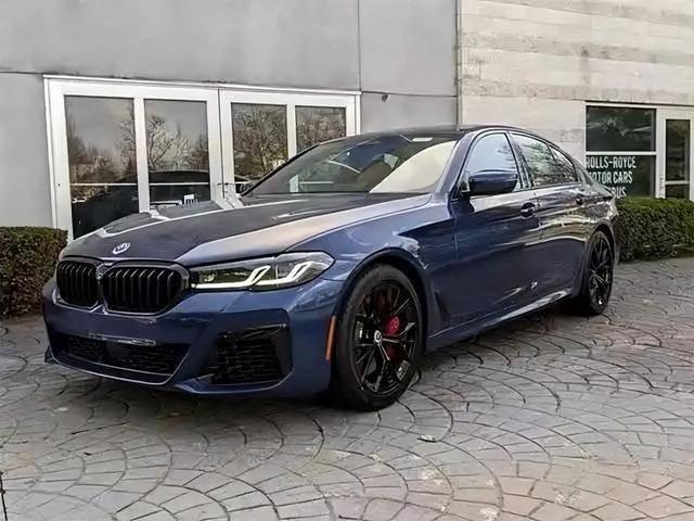 新款寶馬M550i：V8引擎轟鳴，奢華與激情并存的駕馭新體驗(yàn)！-有駕