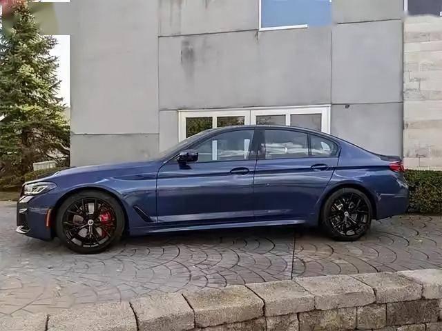 新款寶馬M550i：V8引擎轟鳴，奢華與激情并存的駕馭新體驗(yàn)！-有駕