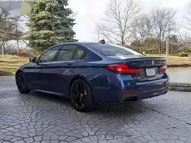 新款寶馬M550i：V8引擎轟鳴，奢華與激情并存的駕馭新體驗(yàn)！-有駕