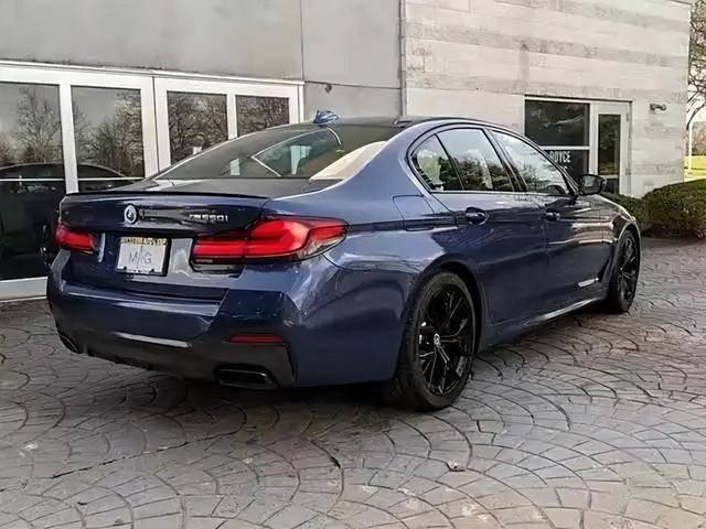 新款寶馬M550i：V8引擎轟鳴，奢華與激情并存的駕馭新體驗(yàn)！-有駕