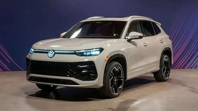 全新美版Tiguan，豪華木飾內飾+氛圍燈，搭2.0T+8AT+四驅！-有駕