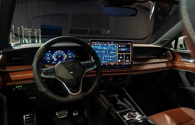 全新美版Tiguan，豪華木飾內飾+氛圍燈，搭2.0T+8AT+四驅！-有駕