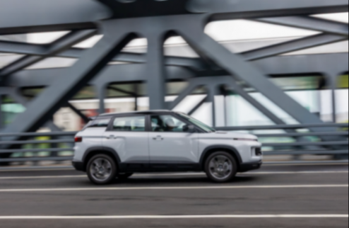 當(dāng)汽車駛?cè)氤蓖婺翀觯萝嚢l(fā)布會玩成「甜蜜派對」