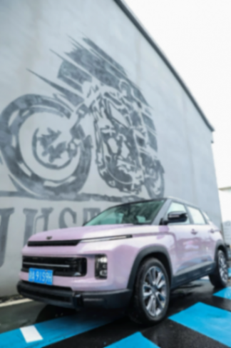 當(dāng)汽車駛?cè)氤蓖婺翀觯萝嚢l(fā)布會玩成「甜蜜派對」