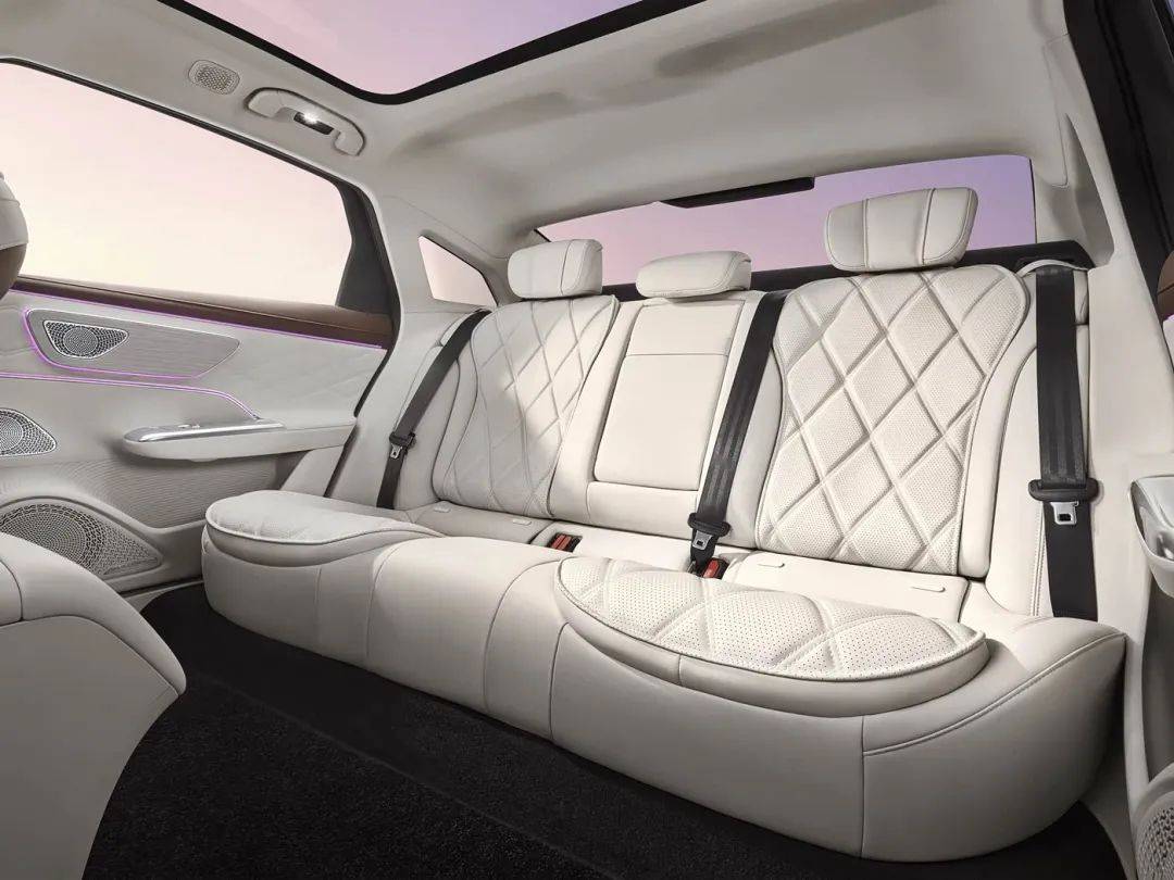 中大型插混轎車市場上演遭遇戰(zhàn) :風(fēng)云A9L與比亞迪漢DM-i狹路相逢強(qiáng)者勝