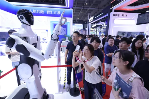 安徽首款全自研繩驅機器人亮相：全身共46個自由度