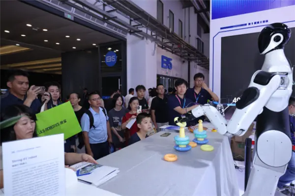 安徽首款全自研繩驅機器人亮相：全身共46個自由度