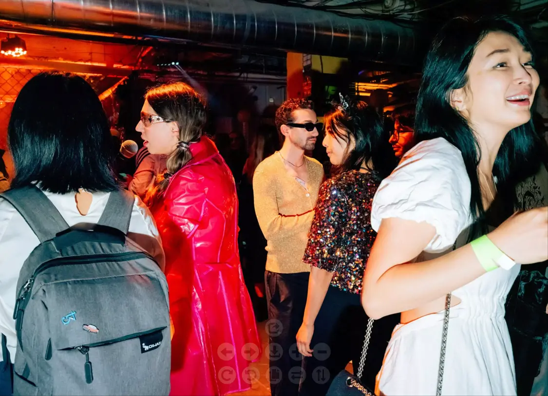 舊金山地下“賽博格斗場”走紅:中國人形機(jī)器人鐵籠對(duì)戰(zhàn),一票難求 觀看比賽的男男女女們