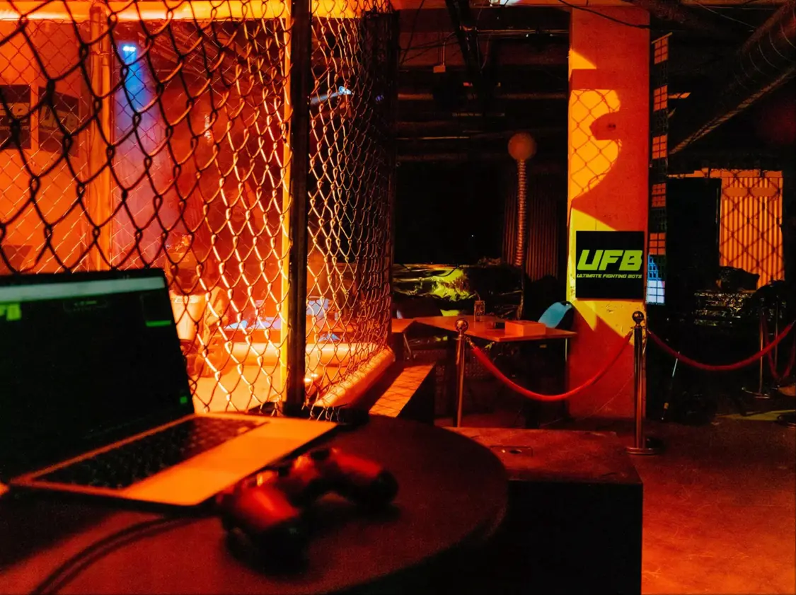 舊金山地下“賽博格斗場”走紅:中國人形機(jī)器人鐵籠對(duì)戰(zhàn),一票難求 終極機(jī)器人格斗賽