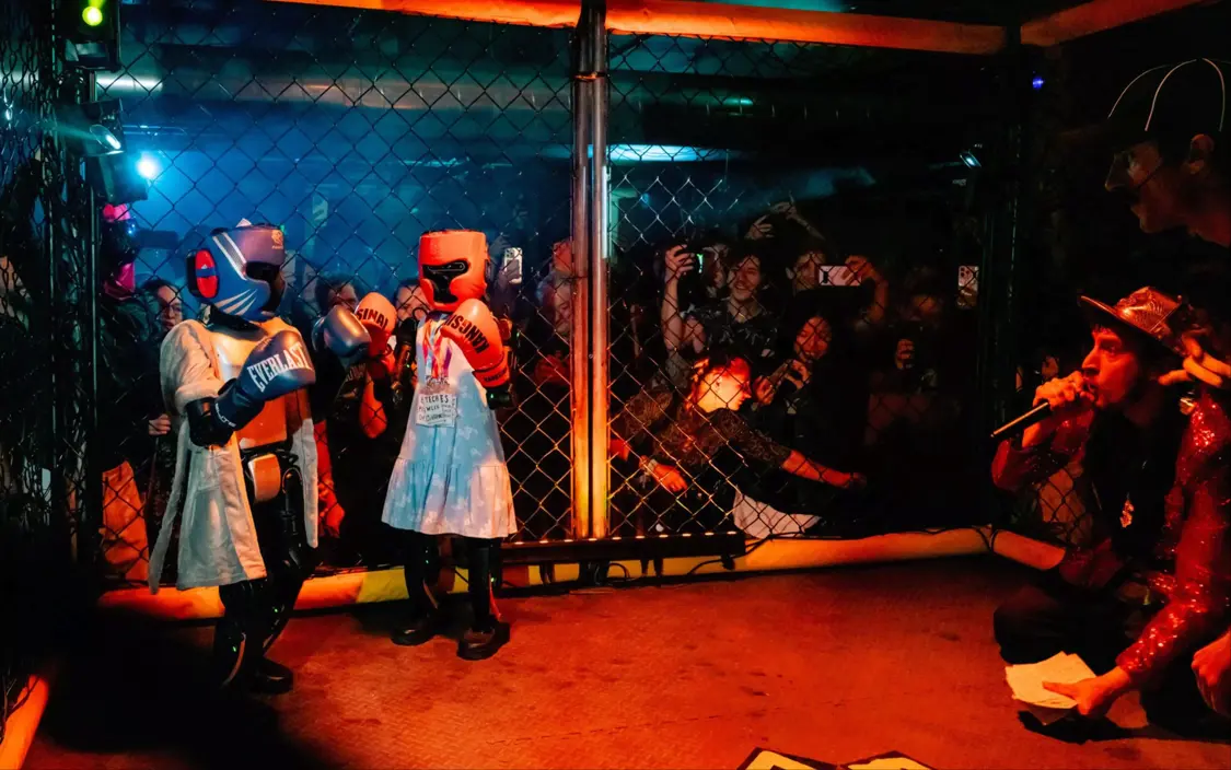 舊金山地下“賽博格斗場”走紅:中國人形機(jī)器人鐵籠對(duì)戰(zhàn),一票難求 對(duì)陣的機(jī)器人