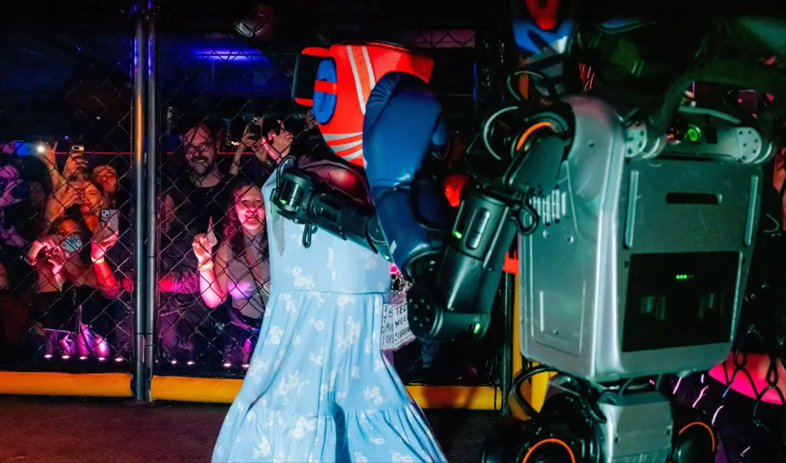 舊金山地下“賽博格斗場”走紅:中國人形機(jī)器人鐵籠對(duì)戰(zhàn),一票難求 比賽中的機(jī)器人