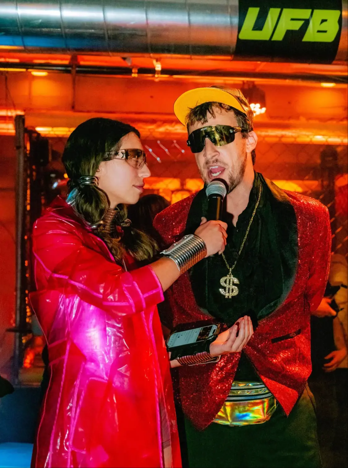 舊金山地下“賽博格斗場”走紅:中國人形機(jī)器人鐵籠對(duì)戰(zhàn),一票難求 采訪環(huán)節(jié)