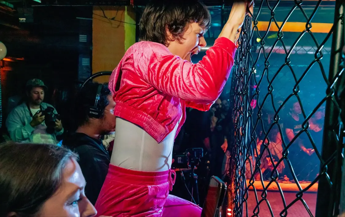 舊金山地下“賽博格斗場”走紅:中國人形機(jī)器人鐵籠對(duì)戰(zhàn),一票難求 狂熱的觀眾