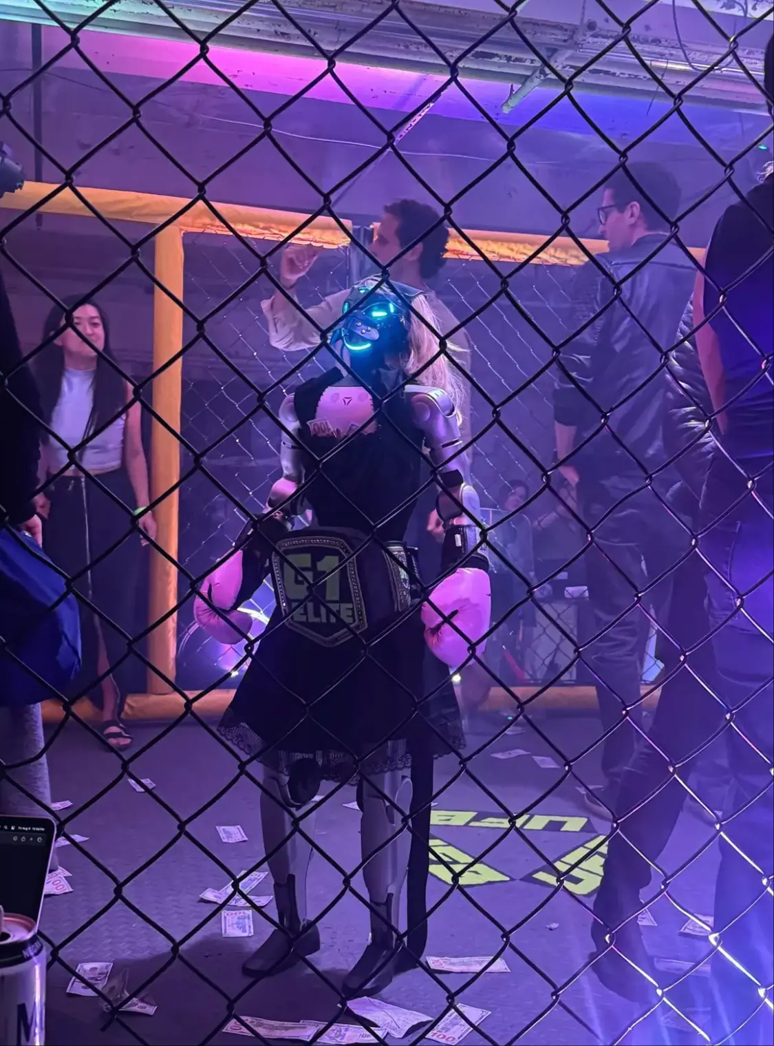 舊金山地下“賽博格斗場”走紅:中國人形機(jī)器人鐵籠對(duì)戰(zhàn),一票難求 G1機(jī)器人