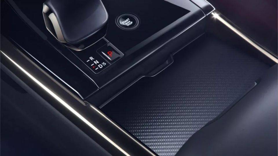 路虎攬勝運(yùn)動(dòng)SV Carbon,搭4.4TV8動(dòng)力