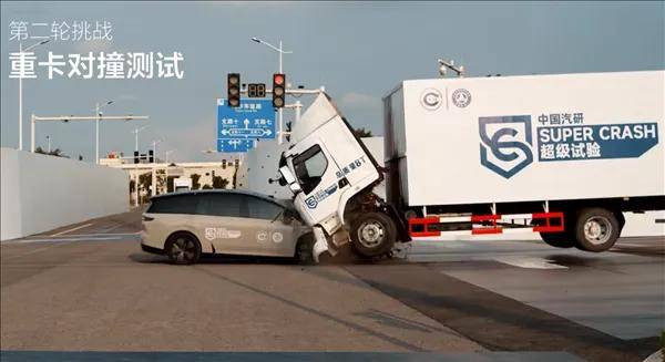 8月12日,在全新坦克500預售發布會上,長城汽車董事長魏建軍被問及如何看待理想i8對撞乘龍卡車一事