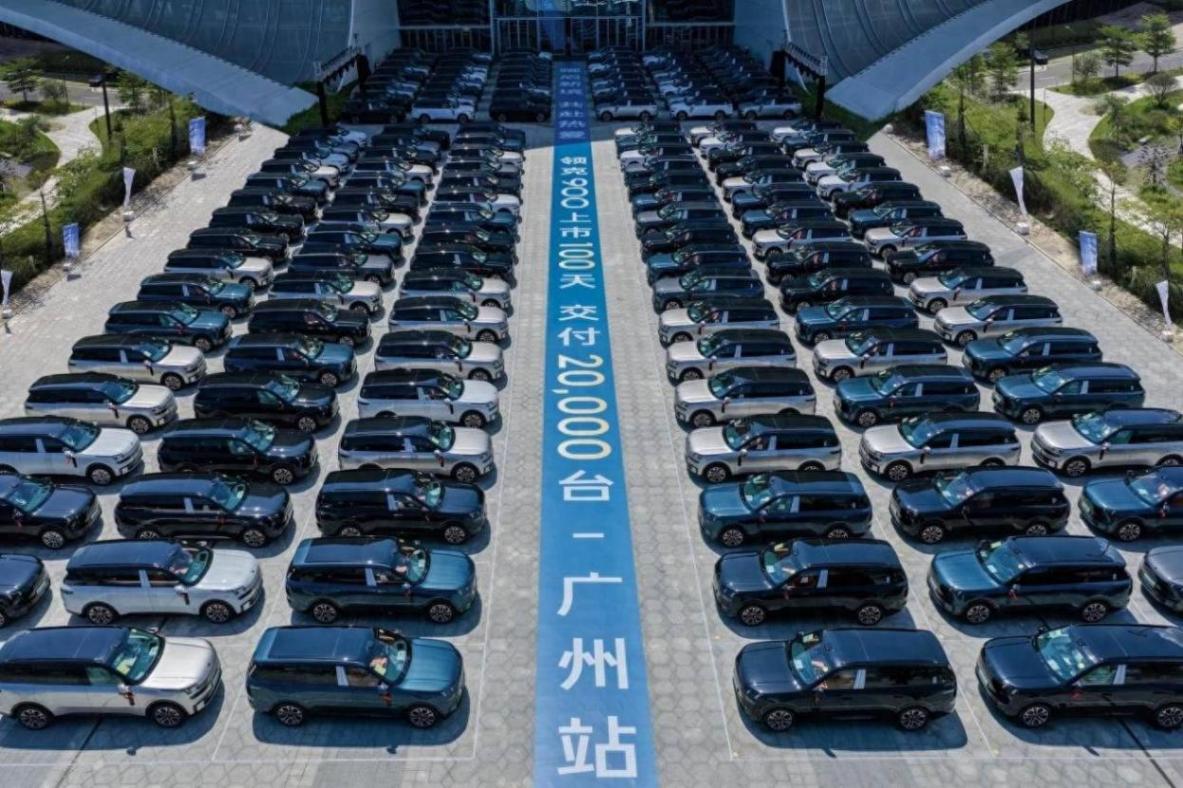 領(lǐng)克900主銷車型2.0T Ultra版占比達64%,突破35萬價位段壁壘,助力領(lǐng)克成為中國品牌高端化進程中的“現(xiàn)象級樣本”