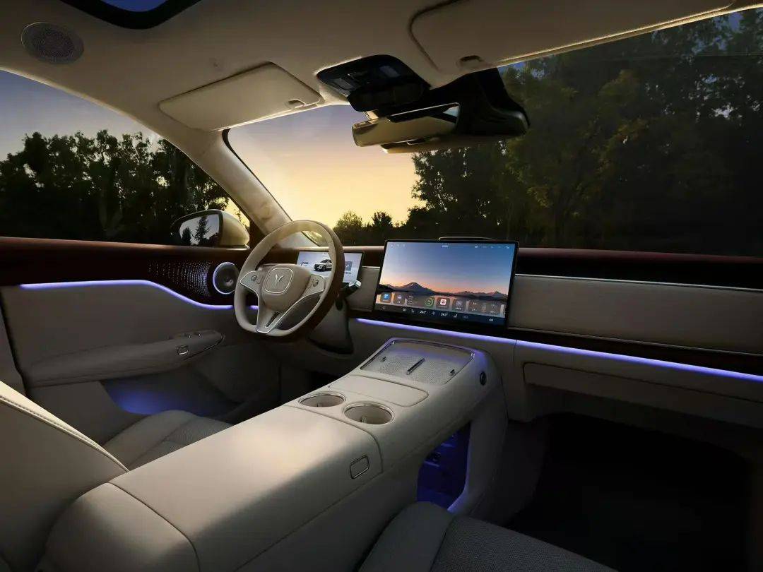 靠全系標配SUV雙爆款成型,嵐圖高管曝光競品造車四大套路