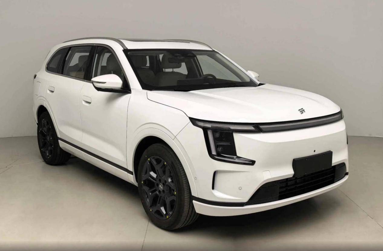 捷途山海L7 PLUS,13萬級中型SUV,7座插混,車內兩個冰箱