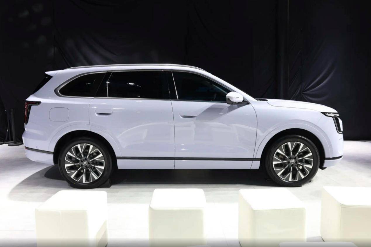 捷途山海L7 PLUS,13萬級中型SUV,7座插混,車內兩個冰箱