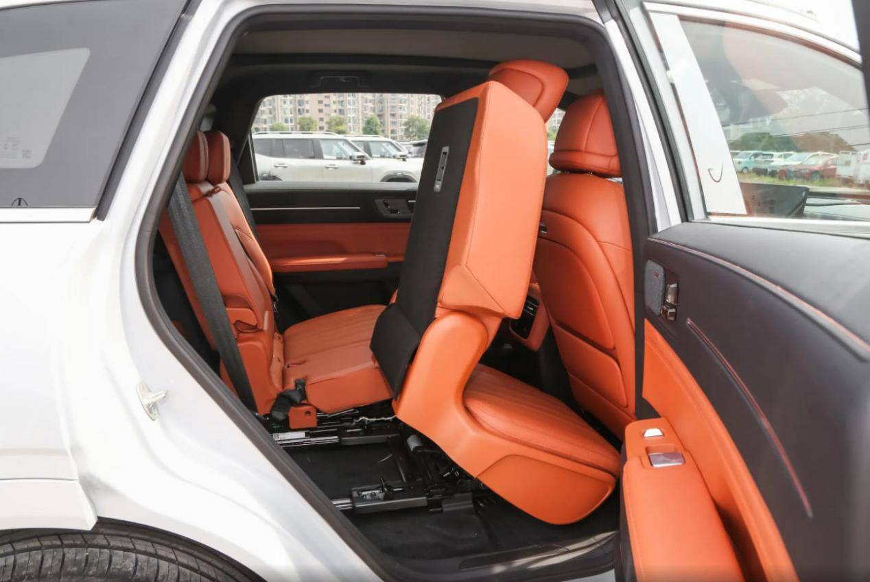 捷途山海L7 PLUS,13萬級中型SUV,7座插混,車內兩個冰箱