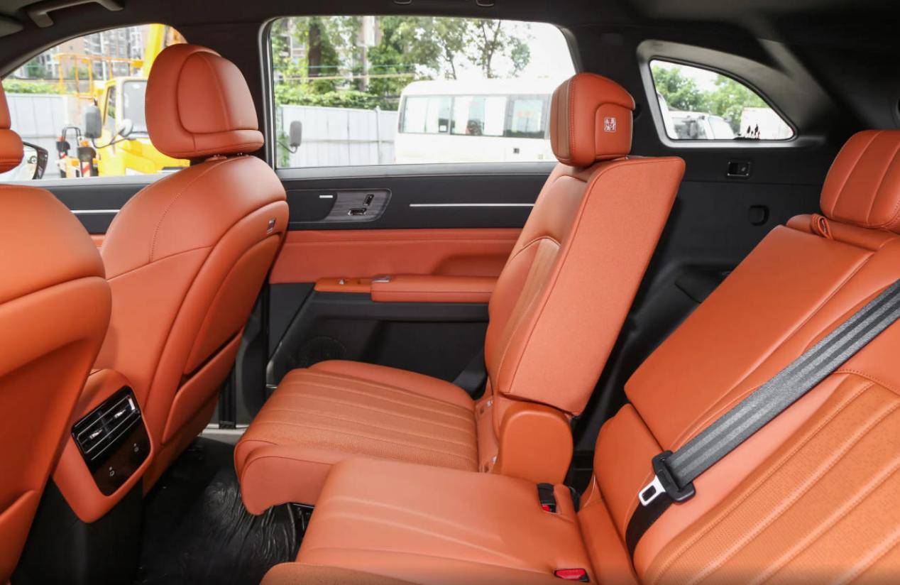 捷途山海L7 PLUS,13萬級中型SUV,7座插混,車內兩個冰箱