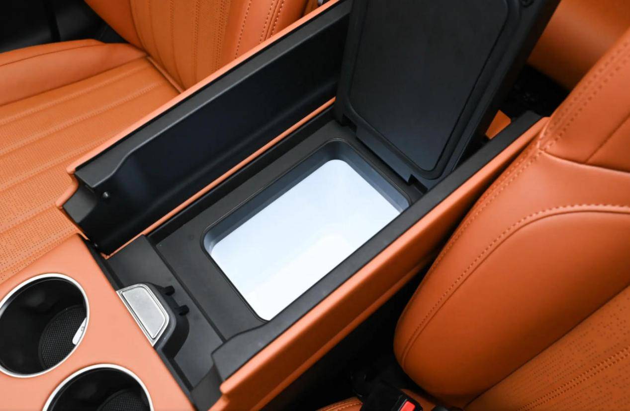 捷途山海L7 PLUS,13萬級中型SUV,7座插混,車內兩個冰箱