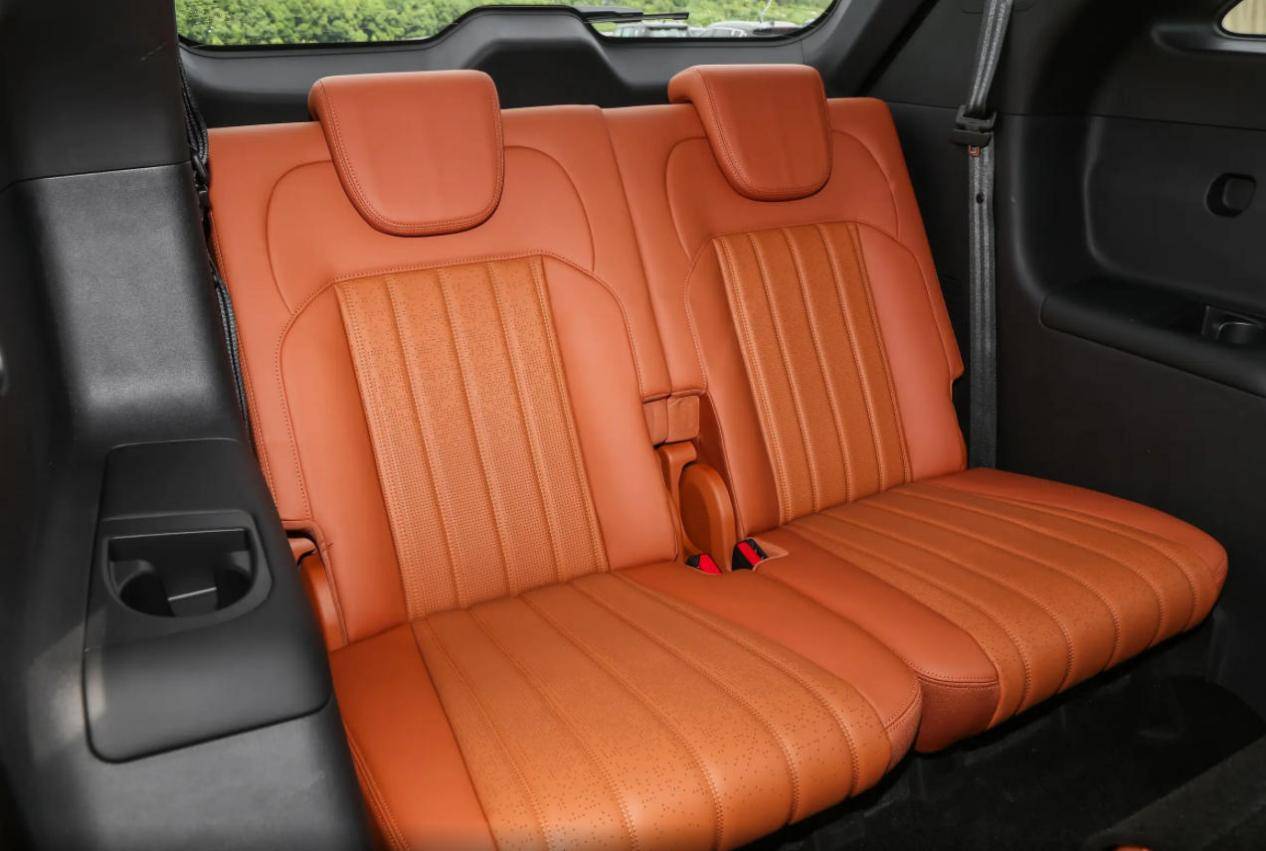 捷途山海L7 PLUS,13萬級中型SUV,7座插混,車內兩個冰箱