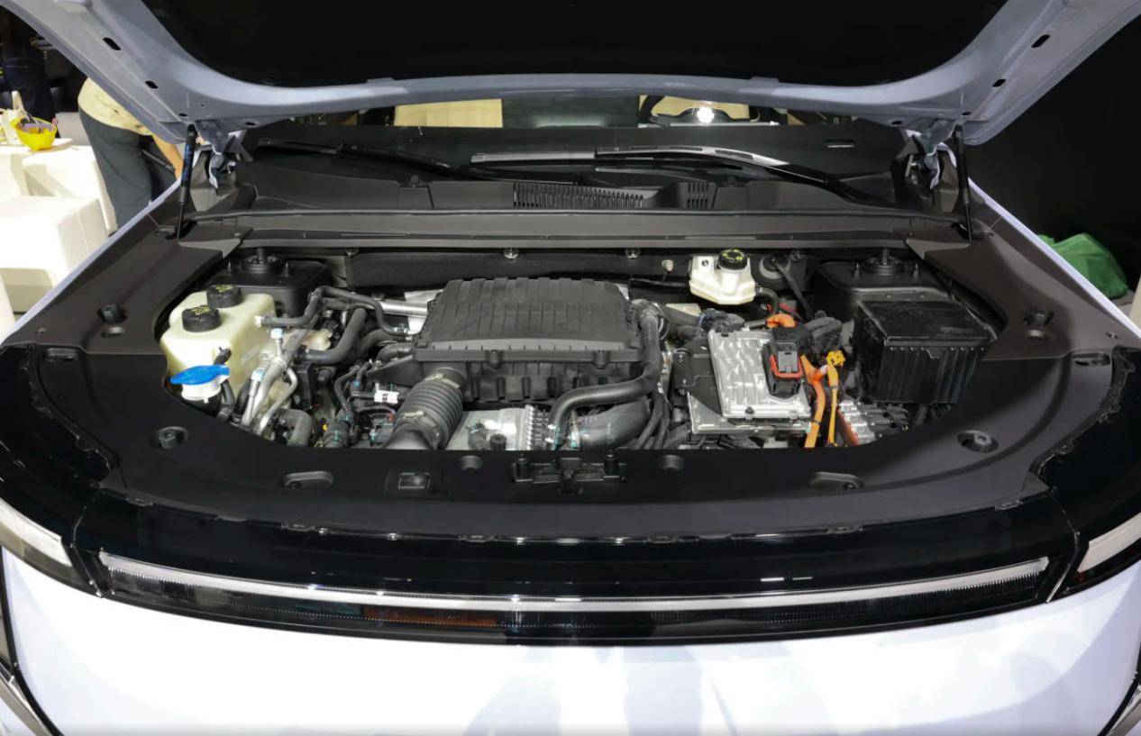 捷途山海L7 PLUS,13萬級中型SUV,7座插混,車內兩個冰箱