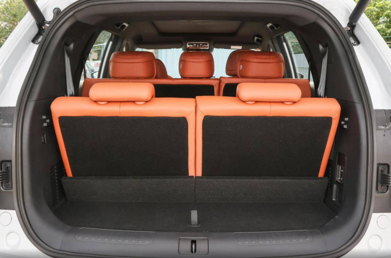 捷途山海L7 PLUS,13萬級中型SUV,7座插混,車內兩個冰箱