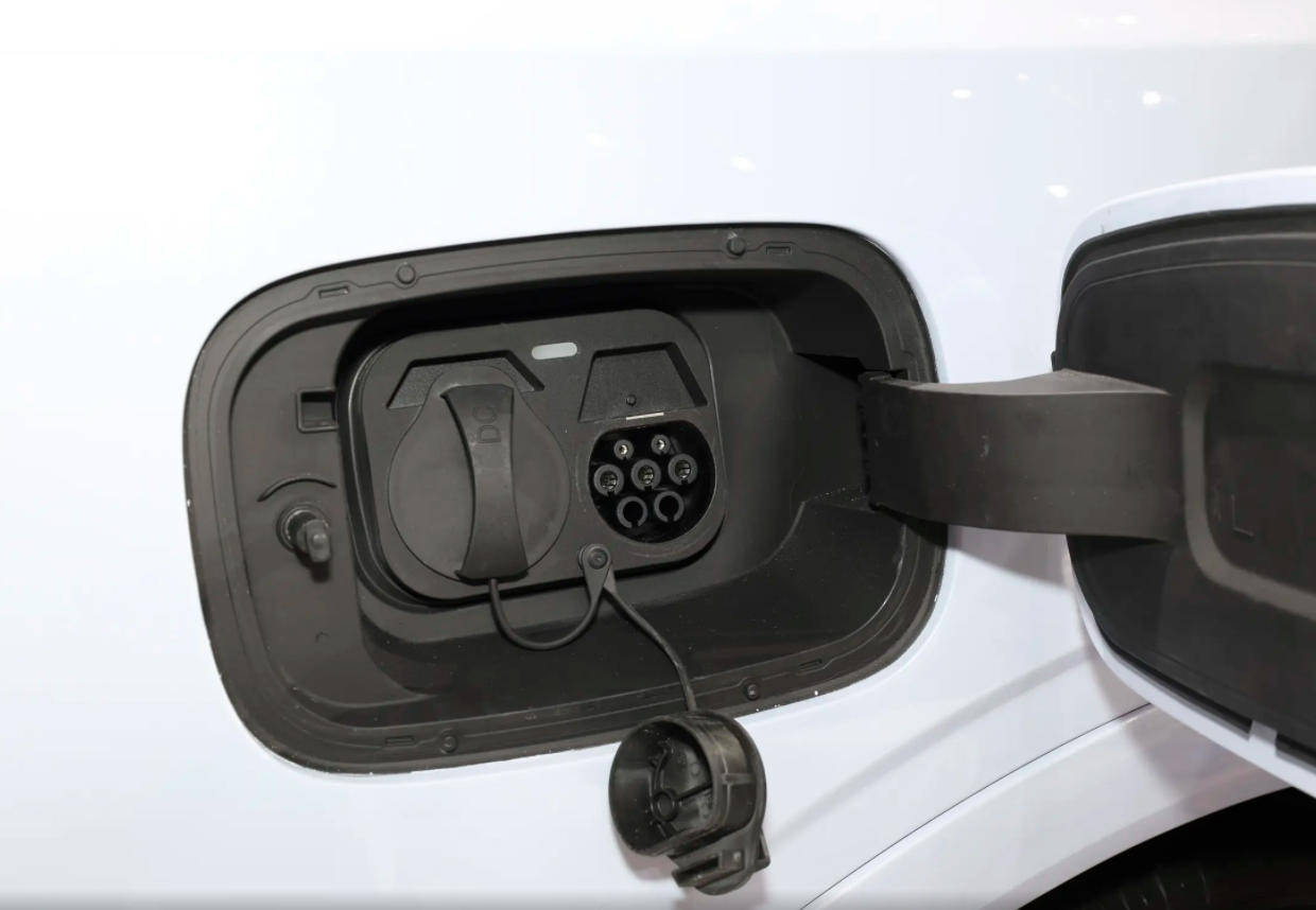 捷途山海L7 PLUS,13萬級中型SUV,7座插混,車內兩個冰箱