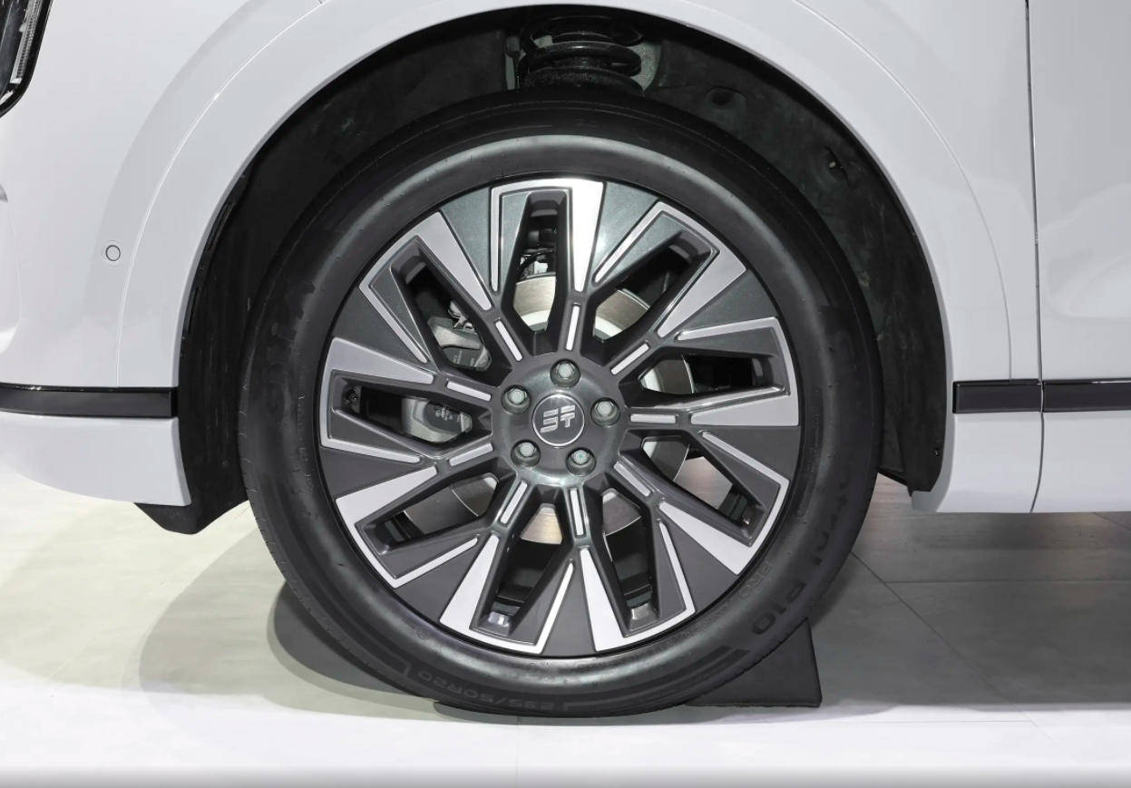 捷途山海L7 PLUS,13萬級中型SUV,7座插混,車內兩個冰箱