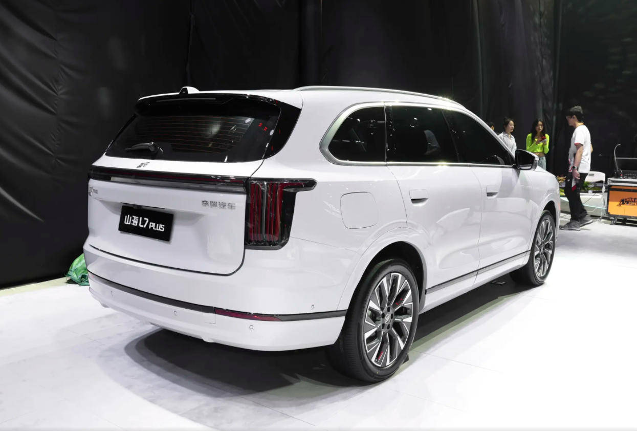 捷途山海L7 PLUS,13萬級中型SUV,7座插混,車內兩個冰箱