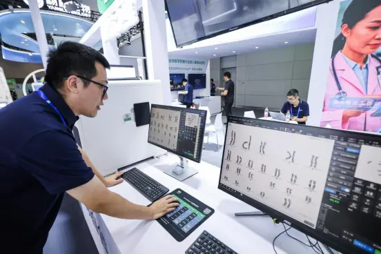 德適生物有關產品負責人為現場觀眾演示