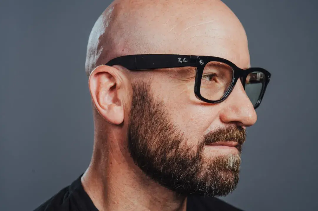 Meta已將研發人形機器人(內部代號“Metabot”)提升至與 AR 同等重要的戰略高度,這意味著未來將投入數十億美元