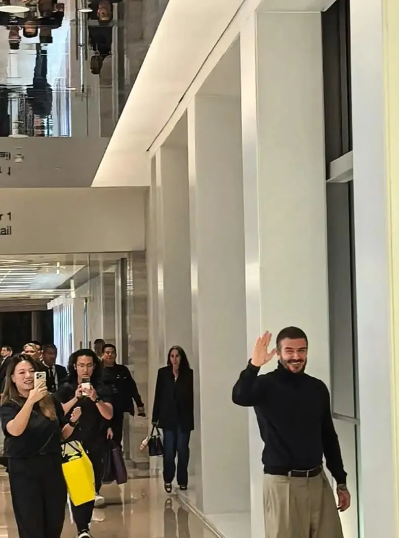 澳門沒買到,上海也沒買到,有人看到貝克漢姆空手離開!晚上他終于曬照:曼聯(lián)款LABUBU,身披7號球衣 CFF20LXzkOxuCDibeRViaJKCB9QPz2ADib7SBFzZIf6icv3TsPhT7w9gLWEHNoAPapGEAHPhpCMckNKoz5UF35RyGQ.jpg